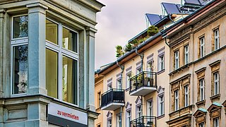 Foto, Straße mit Altbauten in Berlin