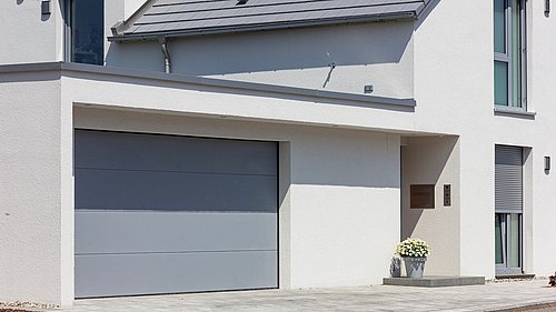 Foto, modernes Einfamilienhaus mit angrenzender Garage.